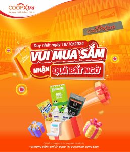 Khách hàng nhận quà bất ngờ khi mua sắm tại Co.opXtra Vincom Mega Mall Grand Park trong ngày khai trương.